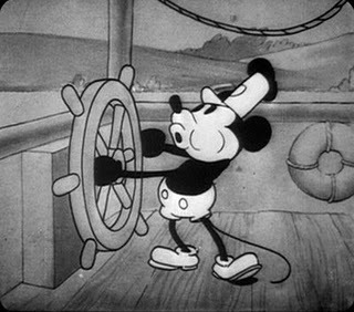 Quel film d'animation est généralement désigné comme celui marquant la naissance de Mickey Mouse, bien qu'il ne soit pas le premier à avoir mis en scène la célèbre souris ?