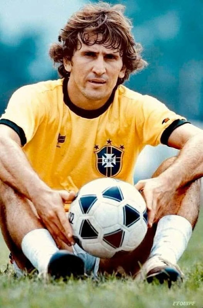 Talent précoce, il est sélectionné pour disputer le Mondial de 1974.