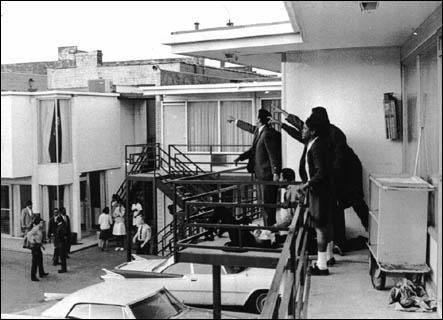 Le 4 avril 1968, Martin Luther King est assassiné sur le balcon de sa chambre d'hôtel. Qui a été condamné à 99 ans de prison pour ce meurtre ?