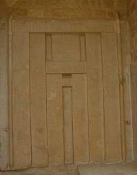 Que représentent les fausses portes dans les mastabas ?