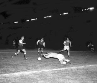 En 1956, qui les rémois éliminent-ils en demi-finale de la première Coupe des clubs champions ?
