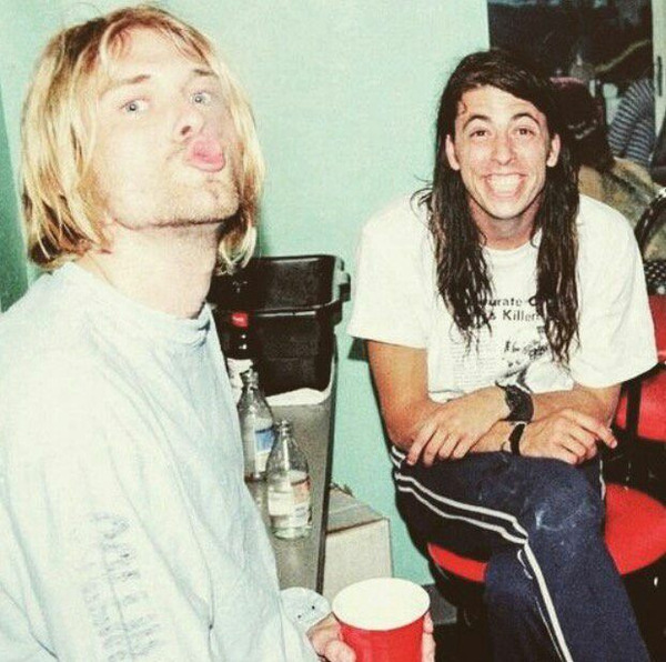 Célèbre batteur de Nirvana, il fut ensuite le leader des Foo Fighters. C'est ?