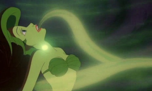 Dans quoi Ursula met-elle la voix d'Ariel ?