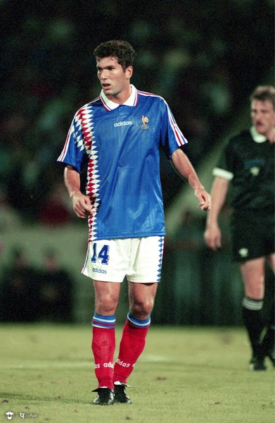 Contre quelle équipe Zinédine Zidane a-t-il connu sa première sélection en équipe de France ?