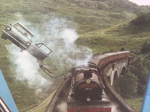 Harry et Ron empruntent la Ford Anglia de M. Weasley, est-ce que la voiture volante reste invisible tout le trajet ?