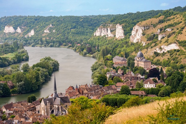 La Seine traverse la capitale, elle prend sa source sur le plateau de Langres en Côte d'Or, sa longueur est de 775 km environ et son embouchure est sur une côte de la Manche.