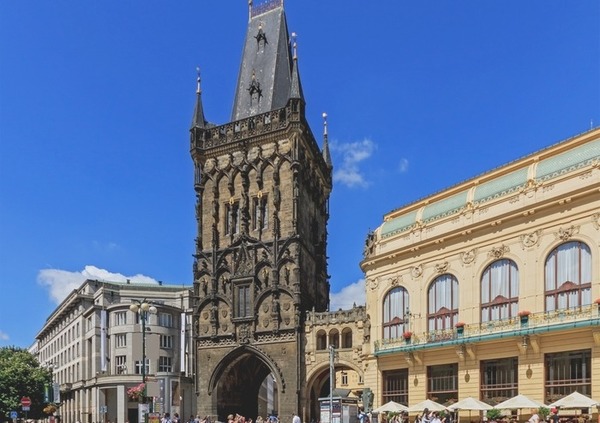Jak se jmenuje tato nejkrásnější věž s bránou v Praze?