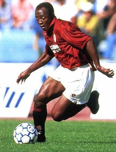 En 1994 il rejoint le Torino FC. Quel trophée remporte-t-il en Italie ?