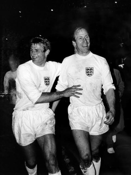 Les deux buteurs anglais sont Bobby Charlton de Manchester United et Roger Hunt de...