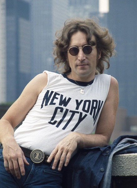 10 ans après la séparation des Beatles, John Lennon est assassiné par un déséquilibré à ......