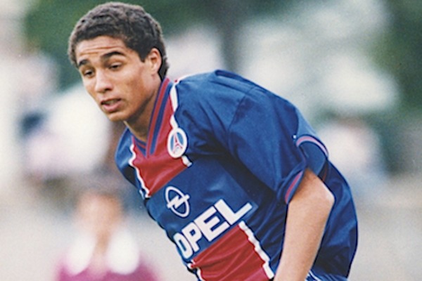 En 1995, il débute en première division française avec le Paris SG.