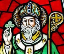 Saint patron de l'Irlande, il est souvent représenté avec un trèfle et il est célébré le 17 mars :