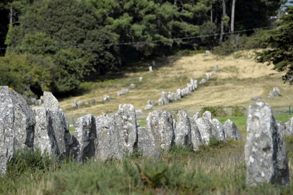 Quelle commune bretonne est connue pour son célèbre alignement de près de 3000 menhirs ?