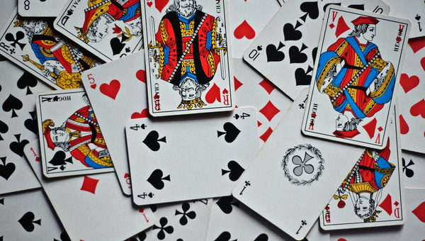 Dans le célèbre jeu du "Pouilleux", quelle carte vaut-il mieux éviter de garder en main ?