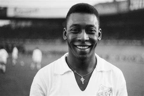 Figure majeure du football, Pelé est considéré comme l'un des plus grands joueurs de tous les temps. Surnommé O Rey, ... Pelé.