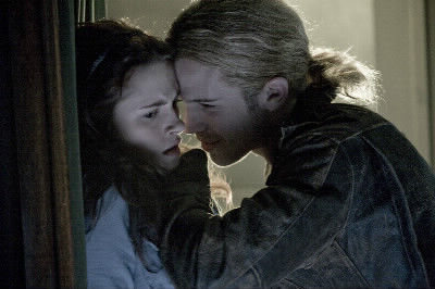 Dans Twilight 1, que fait Bella pour essayer d'échapper à James ?