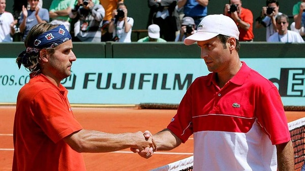 Quelle est la particularité du match entre Fabrice Santoro et Arnaud Clément en 2004 ?