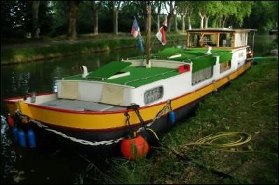 Cette catégorie de bateau peut servir d'habitation, l'acteur Pierre Richard y habitait (ou habite toujours) dans ce modèle d'embarcation :