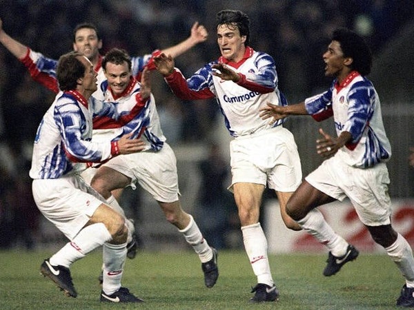 Le 18 mars 1993 David inscrit un splendide but en quart de finale retour de la Coupe UEFA contre ...
