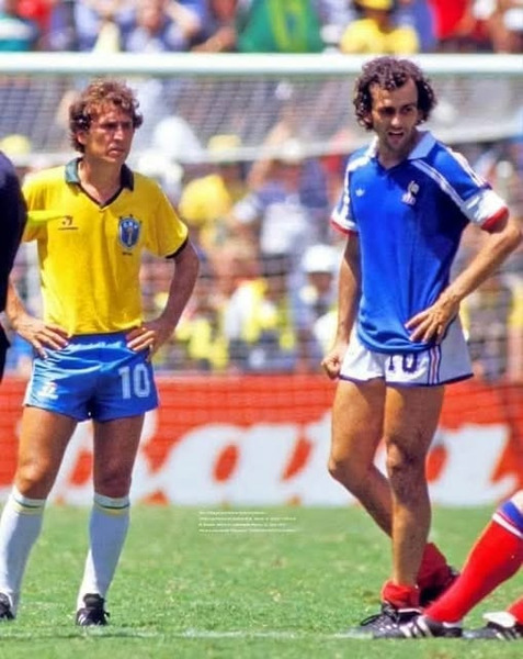 En quart de finale de ce Mondial face à l'équipe de France, Zico manque un...