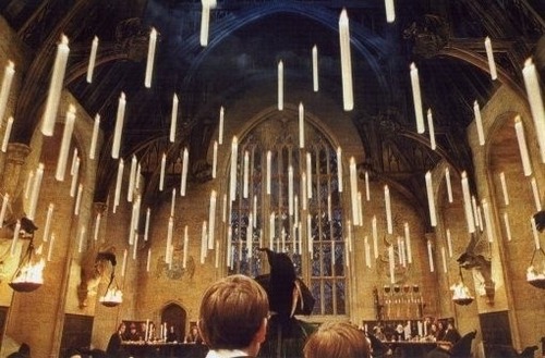 Les vraies bougies de la grande salle ont été remplacés par des images de synthèses :