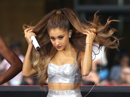 Ariana a changé de coiffure, elle a maintenant....