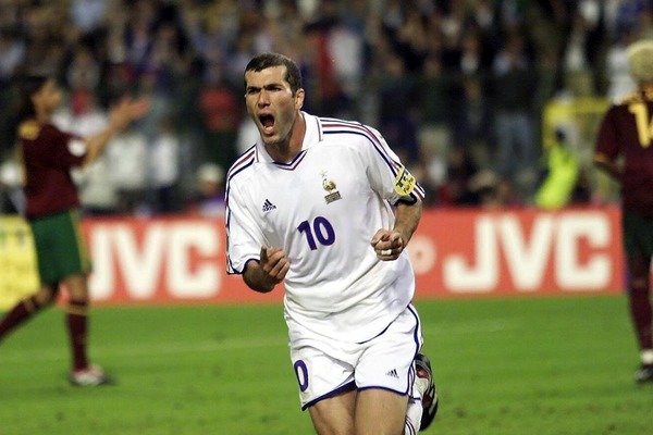 A la 117e minute, Zinédine Zidane inscrit le But en Or sur penalty, suite à une faute de main de ......