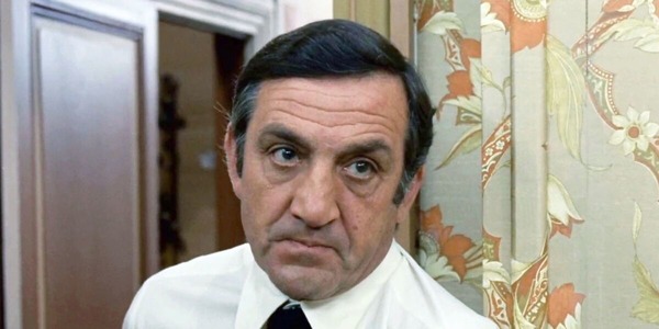 Dans le film "L'Emmerdeur", qui empêche Lino Ventura d'accomplir sa mission ?