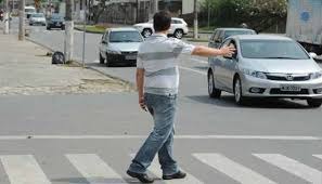 Quando o sinal está aberto para o seu veículo e um pedestre atravessa a sua frente, você?