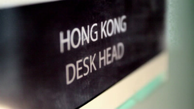 [1x02] Comment s'appelle le responsable du bureau de Hong Kong à la banque ?
