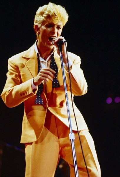 Pour quelle chanson David Bowie était-il habillé ainsi ?