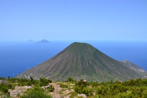 Lequel de ces volcans des îles éoliennes (Sicile- Italie) n’est plus en activité ?