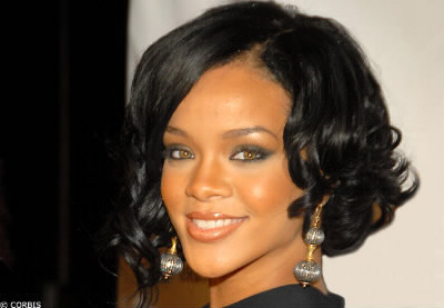 De quelle couleur sont les yeux de Rihanna ?