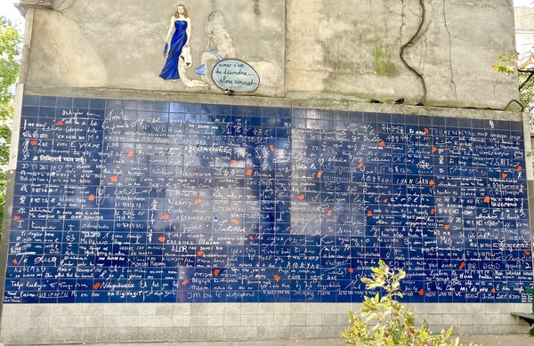 Dans quel quartier de Paris peut-on voir le "Mur des Je t'aime", avec le mot écrit en 250 langues ?