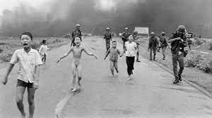 Le 8 juin 1972, la petite Kim, 9 ans, court avec les vêtements réduits en cendres, après une erreur de bombardement au napalm de l'armée américaine... Où cette photo qui a marqué les esprits a-t-elle été prise ?