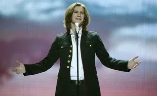 En quelle langue est la chanson d’Amaury VASSILI à l’Eurovision 2011 ?