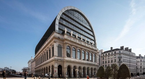 Quelle station et ligne de métro dessert l'Opéra de Lyon ?
