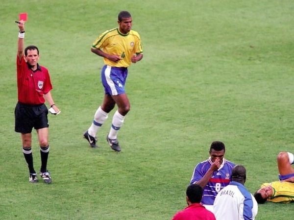 Lors de la finale du Mondial 98, Marcel Desailly est expulsé après avoir reçu :