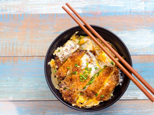Où peut-on manger du "katsudon", un bol de riz recouvert de porc pané ?