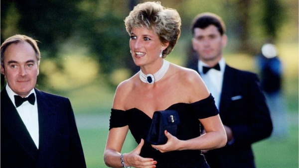 Malheureusement 2 ans après son divorce, Lady Diana décédait suite à ses blessures après avoir été victime d'un accident. À seulement :
