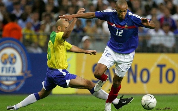 En 2001 lors de la Coupe des Confédérations, les Français ont battu les Brésiliens sur le score de 2-1. Qui sont les deux buteurs français ?