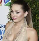 En 2012 toujours, avec quoi Miley Cyrus a fait scandale ?