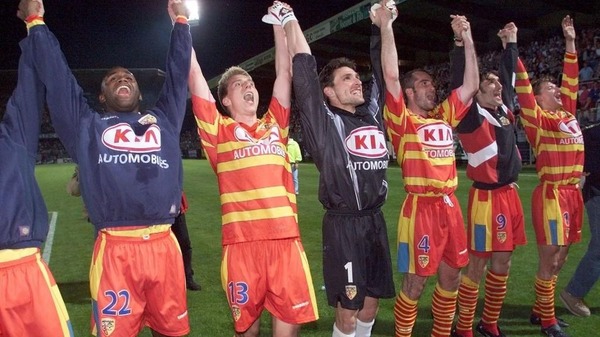 Lors de la dernière journée du championnat de France 1997/98 contre quelle équipe Lens rapporte le point du match nul qui lui permet d'être champion ?