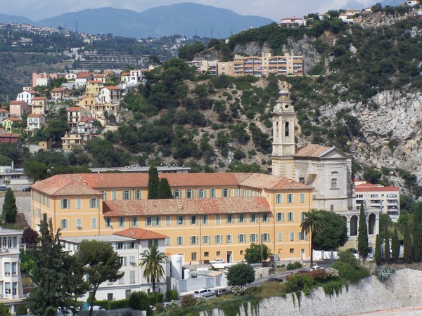Quelle communauté de missionnaires est installée en 1835 dans l’abbatiale Saint-Pons ?