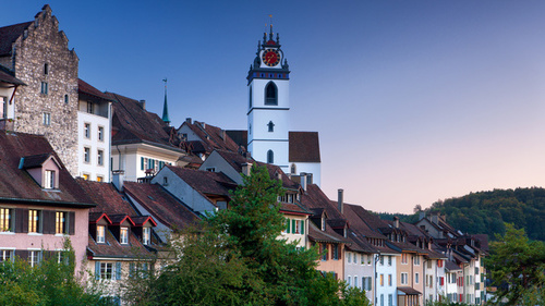 Dans quel pays peut-on visiter la ville d'Aarau ?