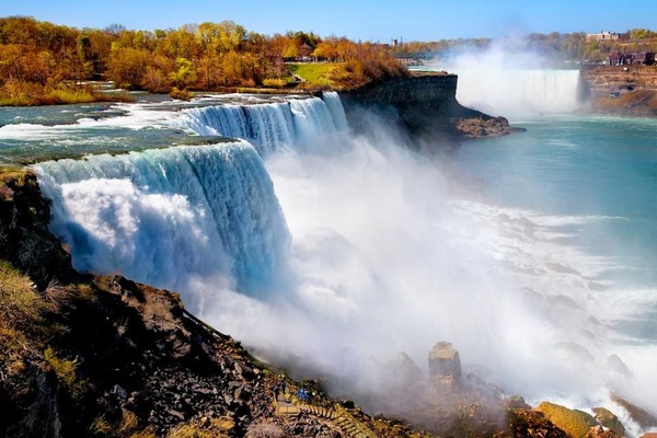 Complétez cette phrase : « Les eaux du lac ………… tombent dans le lac ………… par les célèbres chutes du Niagara. »