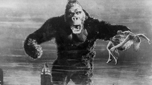 A la fin de ce film, sur quel monument King Kong grimpe-t-il ?