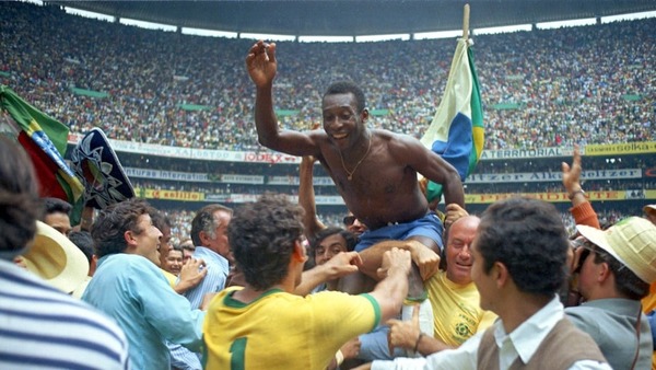 Pelé devient alors le seul joueur à avoir remporté 3 Coupes du Monde.
