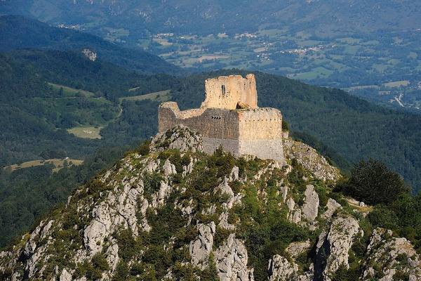 Où se trouve le château cathare de Montségur, censé cacher un trésor, voire le Graal ?