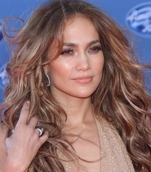 Quel âge a la bomba latina Jennifer Lopez ?